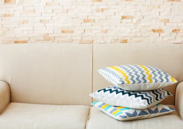 Stylowe poduszki na kanapie — Zdjęcie stockowe