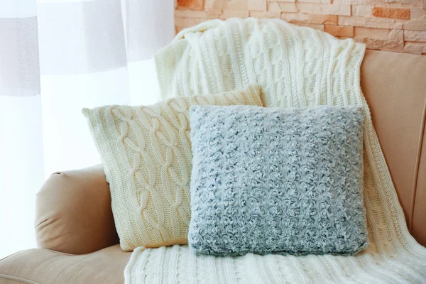 Travesseiros elegantes no sofá — Fotografia de Stock