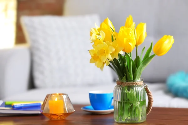 Gelbe Frühlingsblumen — Stockfoto