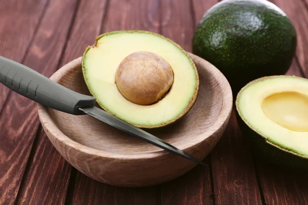 Frische Avocado in Schüssel — Stockfoto