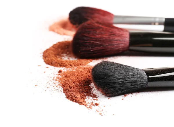 Pincéis de maquiagem com pó cosmético — Fotografia de Stock