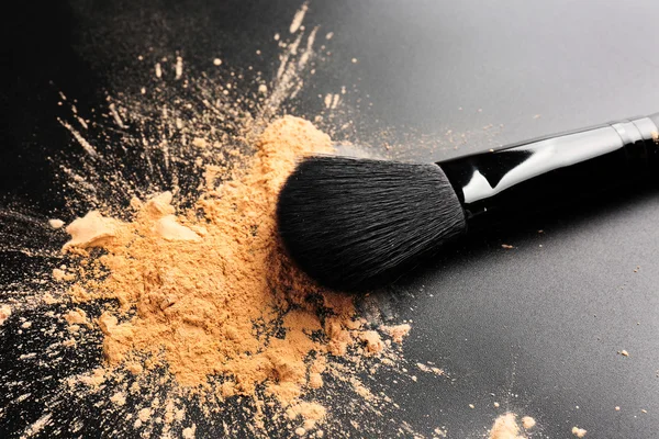 Cepillo de maquillaje con polvo cosmético — Foto de Stock