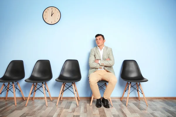 Jeune Homme Costume Assis Sur Chaise Attente Entretien Embauche — Photo