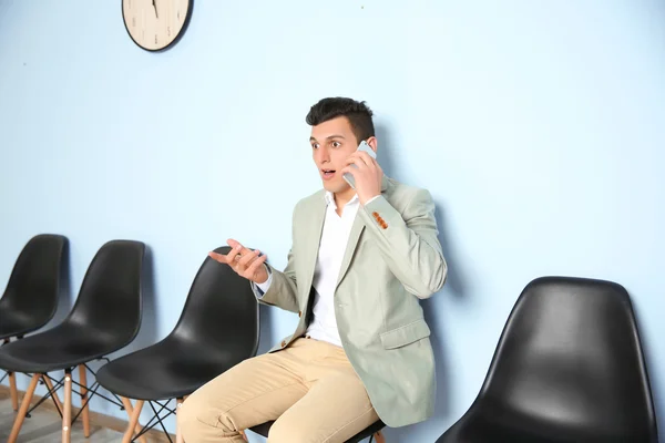 Joven Traje Hablando Por Teléfono Esperando Una Entrevista Trabajo — Foto de Stock