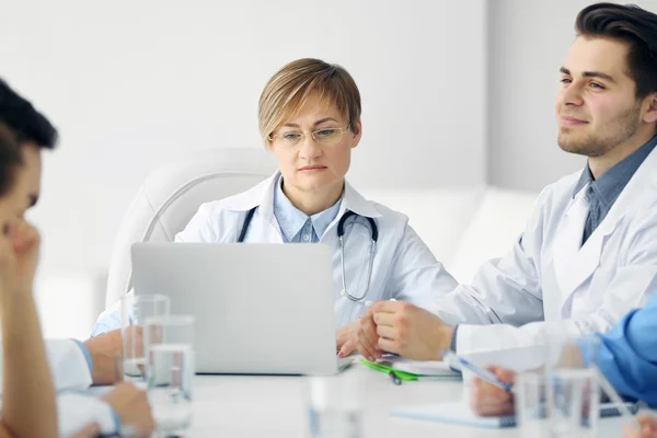 Lääkärit Istuvat Kokouksessa Modernissa Sairaalassa — kuvapankkivalokuva