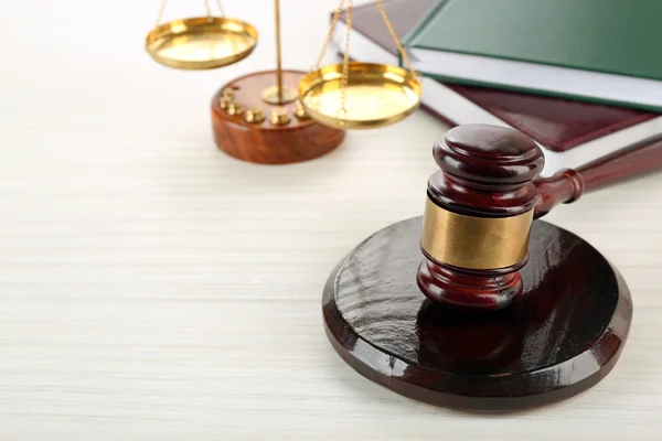 Martillo con libros sobre mesa de madera — Foto de Stock