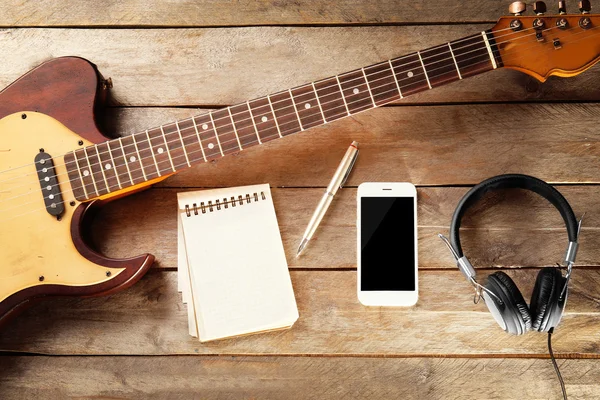 Gitaar en smartphone close-up — Stockfoto