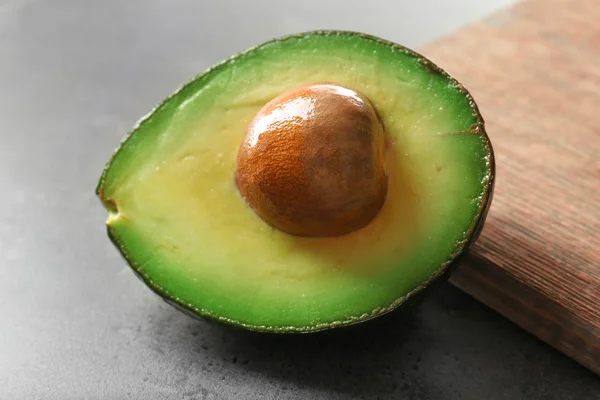 Avocado op snijplank — Stockfoto