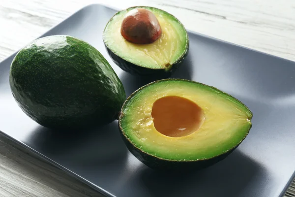 Свежий авокадо на тарелке — стоковое фото
