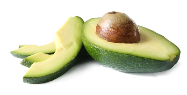 Нарезанный авокадо изолирован — стоковое фото