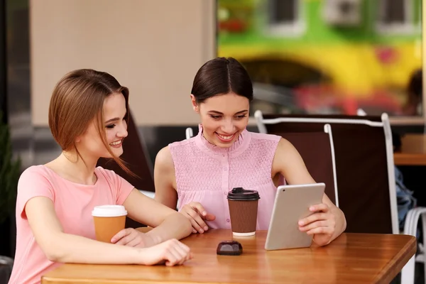 Junge glückliche Frauen beim Kaffeetrinken — Stockfoto