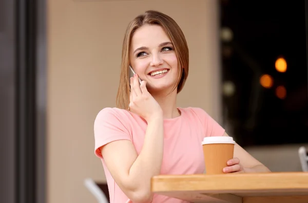 Giovane donna che beve caffè — Foto Stock