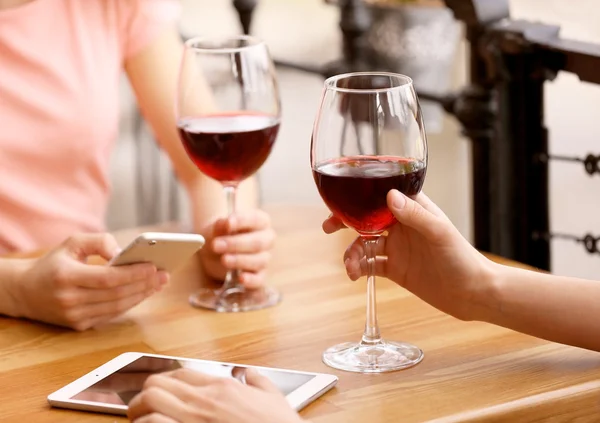 Mulheres bebendo vinho — Fotografia de Stock