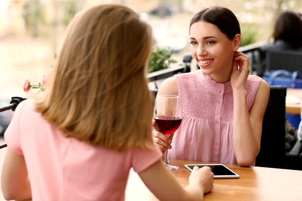 Mulheres jovens bebendo vinho — Fotografia de Stock