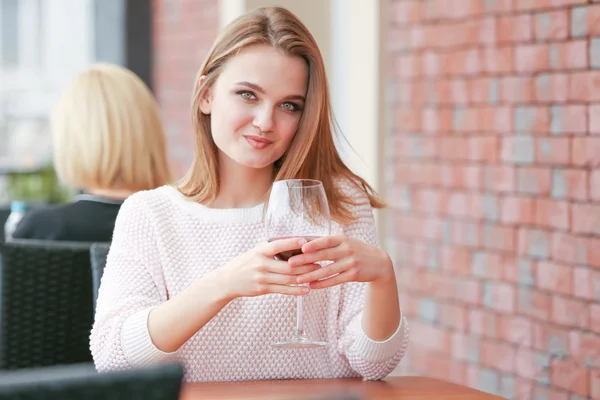 Jovem mulher bebendo vinho — Fotografia de Stock