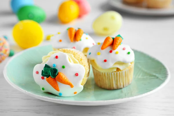 Plate with Easter cupcakes and eggs — Stock Photo, Image