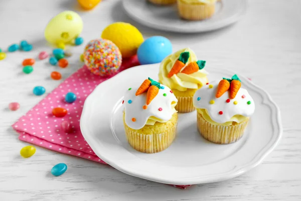 Plate with Easter cupcakes — Stock Photo, Image