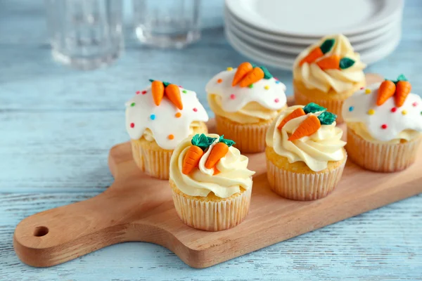 Easter cupcakes on cutting board — Stock Photo, Image