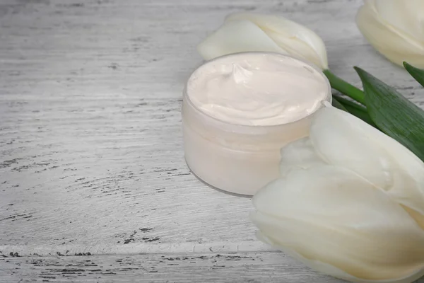 Kosmetische Creme mit Tulpen — Stockfoto