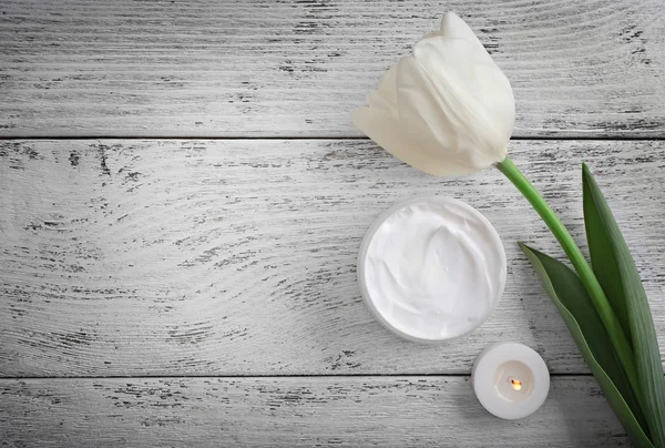 Kosmetische Creme mit Tulpe — Stockfoto