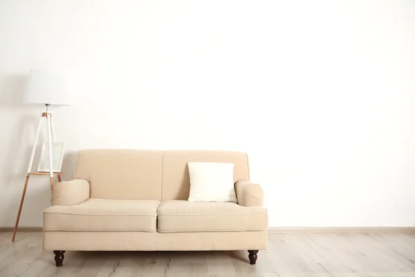 Бежевый диван и лампа — стоковое фото