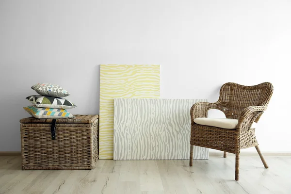 Плетеная мебель в номере — стоковое фото