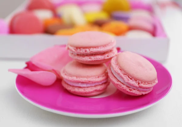 Macaroons świeże tabliczce różowy — Zdjęcie stockowe