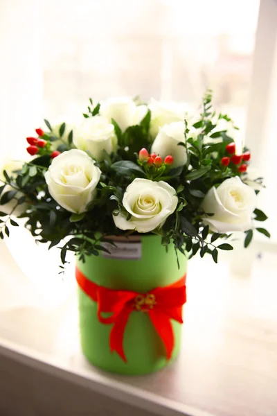 Bouquet di rose bianche in vaso — Foto Stock