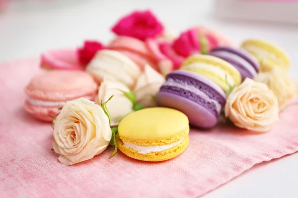 Fresh macaroons and roses — Stock Photo, Image