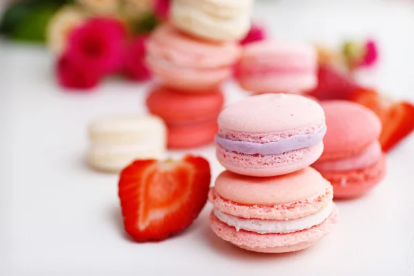 Macaroons with roses and strawberries — Stock Photo, Image