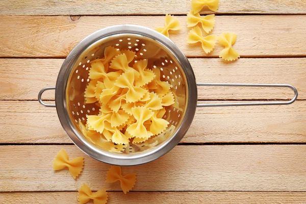 Pasta farfalle in scolapiatti — Foto Stock