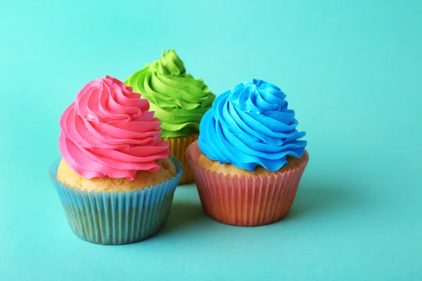 Kleurrijke verjaardag cupcakes — Stockfoto