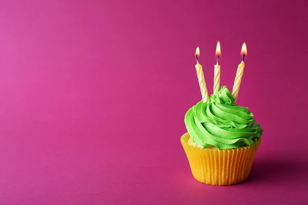 Cupcake de aniversário com velas — Fotografia de Stock