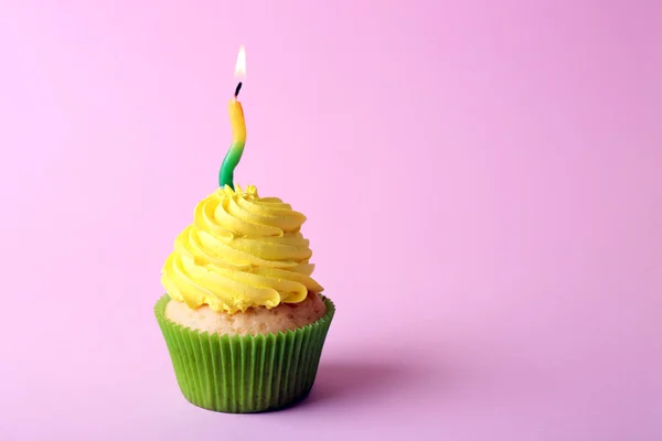 Кекс на день народження зі свічкою — стокове фото