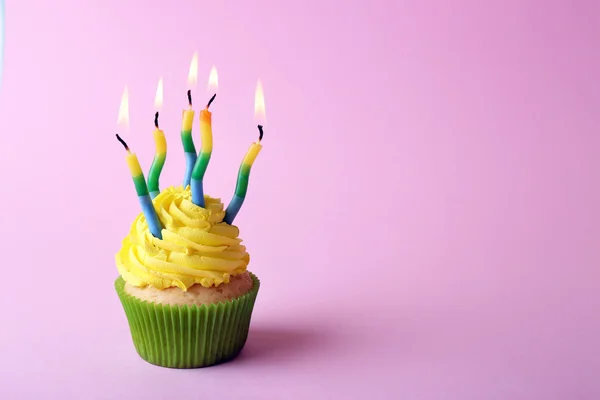 Verjaardag cupcake met kaarsen — Stockfoto