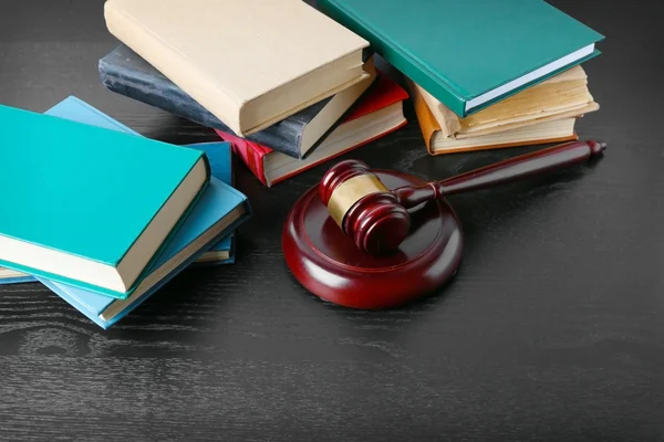 Gavel e livros na mesa — Fotografia de Stock