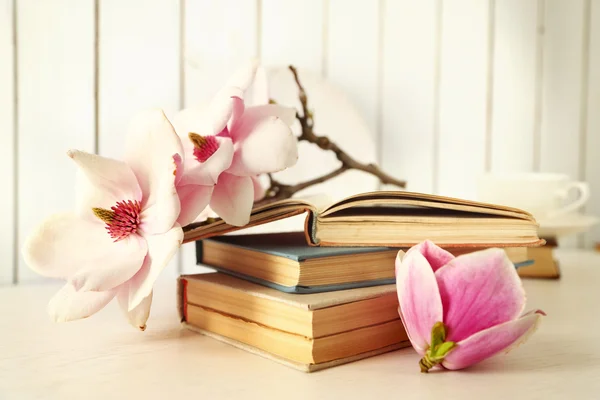Gamla böcker med vackra blommor — Stockfoto
