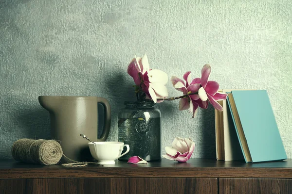 Tasse Tee mit Büchern und Magnolienblüten — Stockfoto