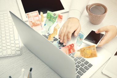 Elektronik kullanma office iş kadını. 