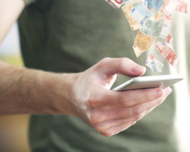 Cep telefonu kullanan adam