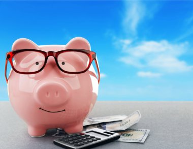 Doları banknot ile pembe piggy banka