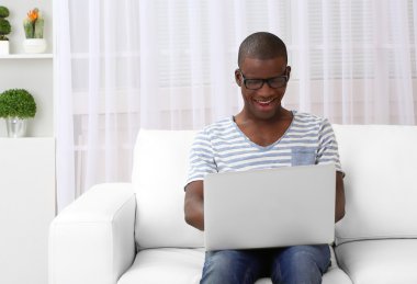 yakışıklı bir Afrikalı-Amerikalı adam