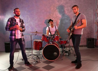 Müzik aletleri çalarken müzisyenler