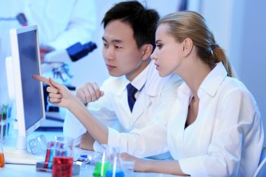 Tıbbi teknisyenler laboratuvarda çalışan