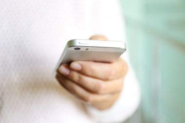 Akıllı telefon tutan kadın