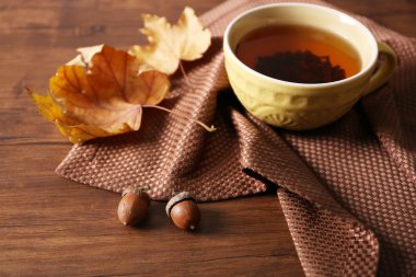 sonbahar dekorasyonu ile çay