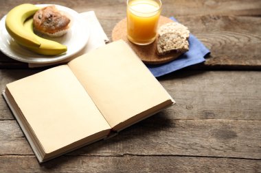 Açık kitap ve snack 