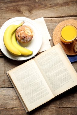 Açık kitap ve snack 