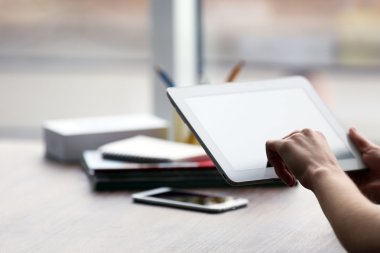 Kadının elleri tablet kullanma 