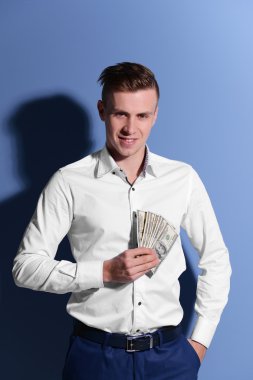 Çekici bir adam banknotlar hayranı holding